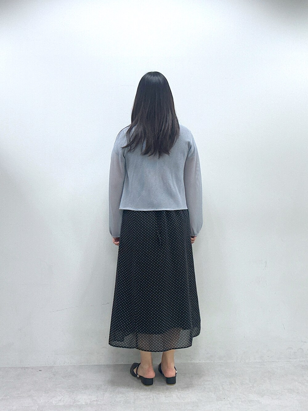 ブラック系のワンピースを着用したレディースの春コーディネートの3枚目の写真