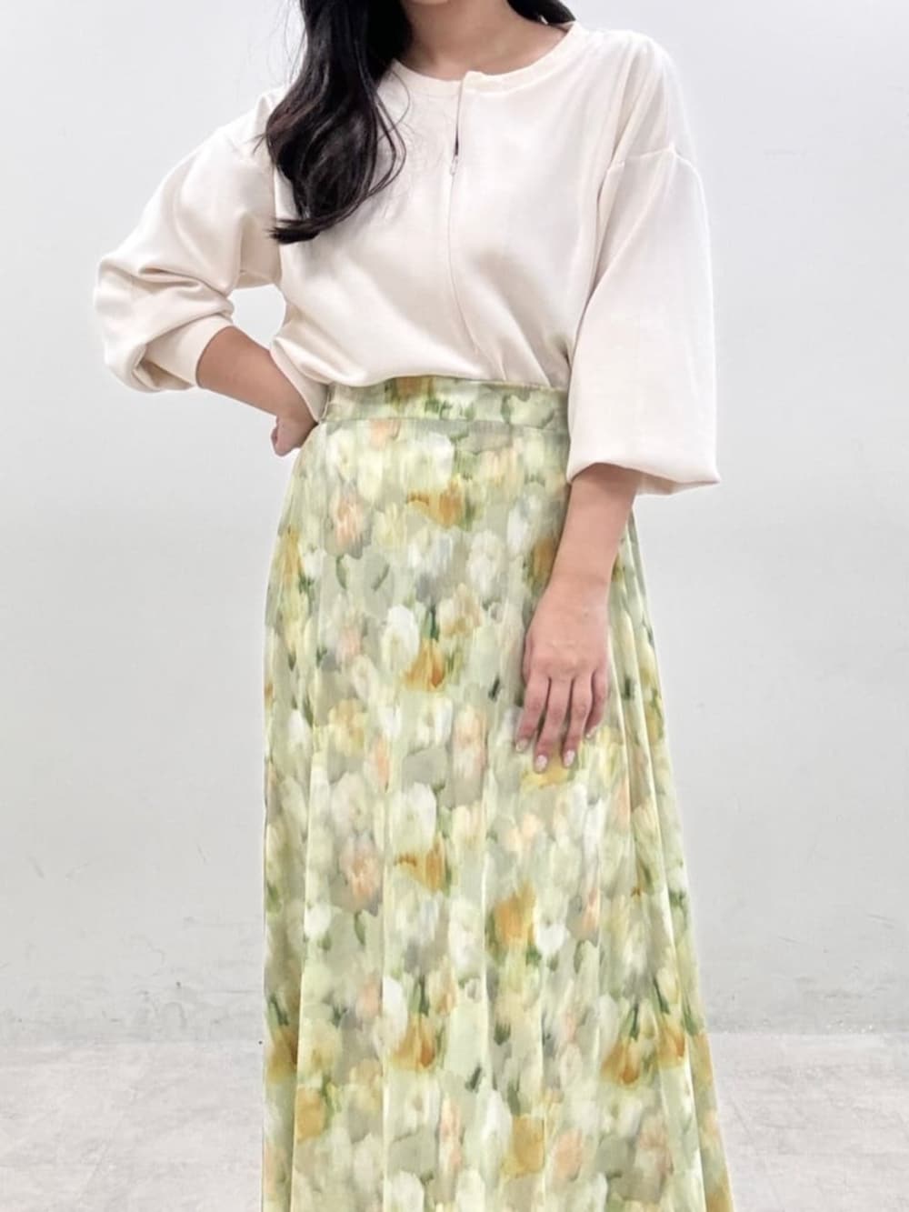 ブラック系のサンダル、グリーン系のスカートを着用したレディースの冬コーディネートの4枚目の写真