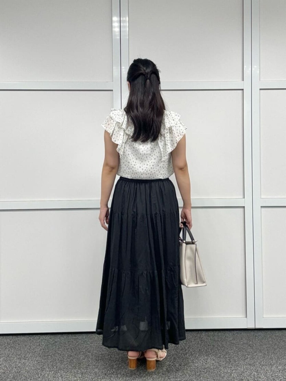 その他のシャツ/ブラウス、ブラック系のスカートを着用したレディースの夏コーディネートの3枚目の写真