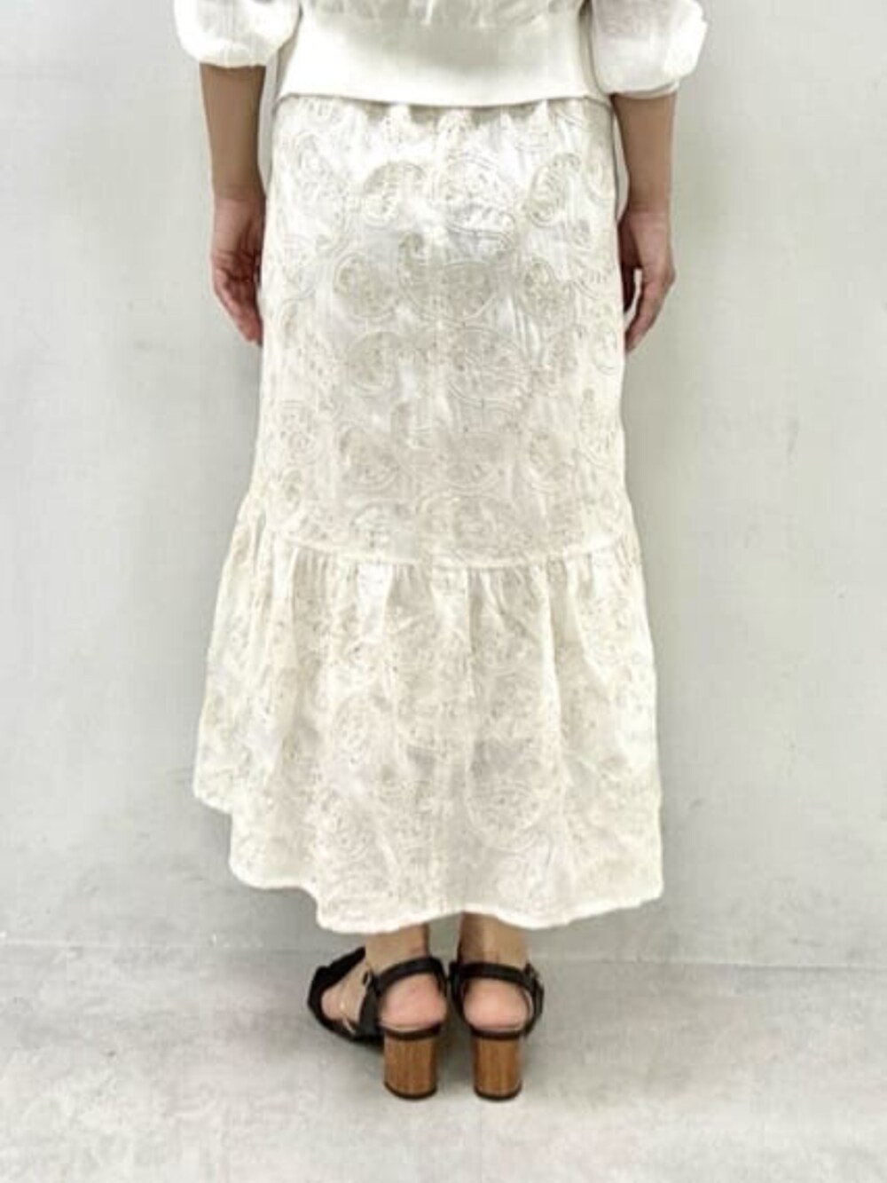 ホワイト系のカーディガン/ボレロ、ホワイト系のワンピースを着用したレディースの夏コーディネートの3枚目の写真