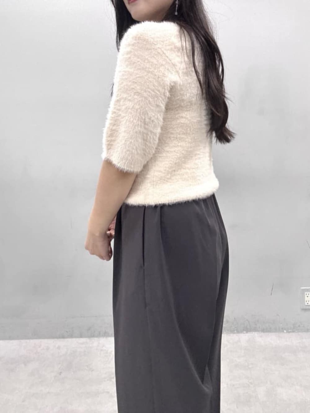 グレー系のその他パンツ、ホワイト系のニット/セーターを着用したレディースの夏コーディネートの4枚目の写真