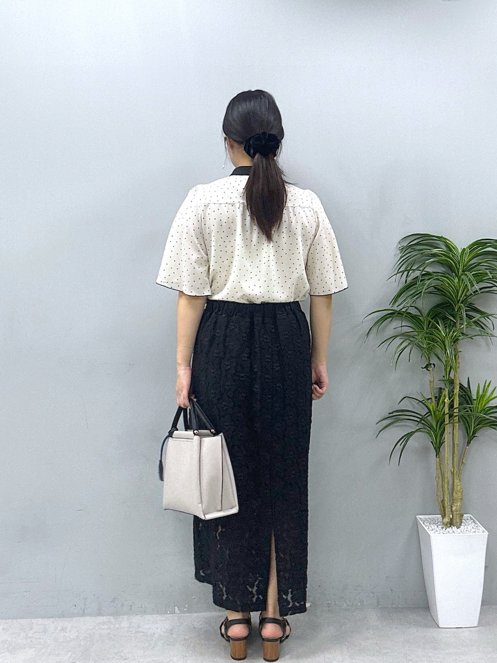 ブラック系のその他シューズ、グレー系のショルダーバッグ、ブラック系のスカートを着用したレディースの春コーディネートの3枚目の写真