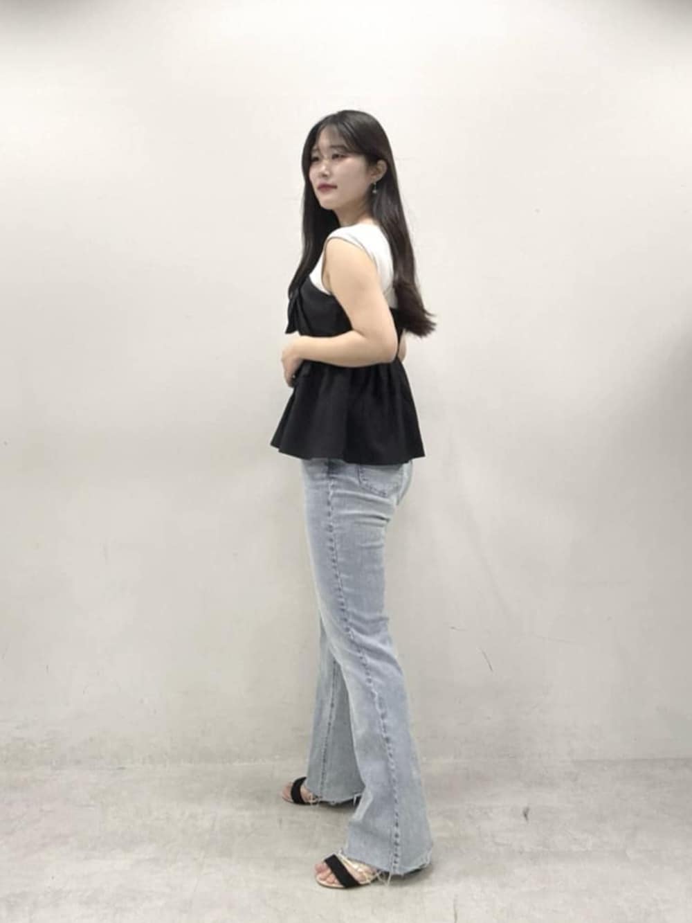 ブルー系のデニムパンツ、ブラック系のTシャツ/カットソーを着用したレディースの春コーディネートの2枚目の写真