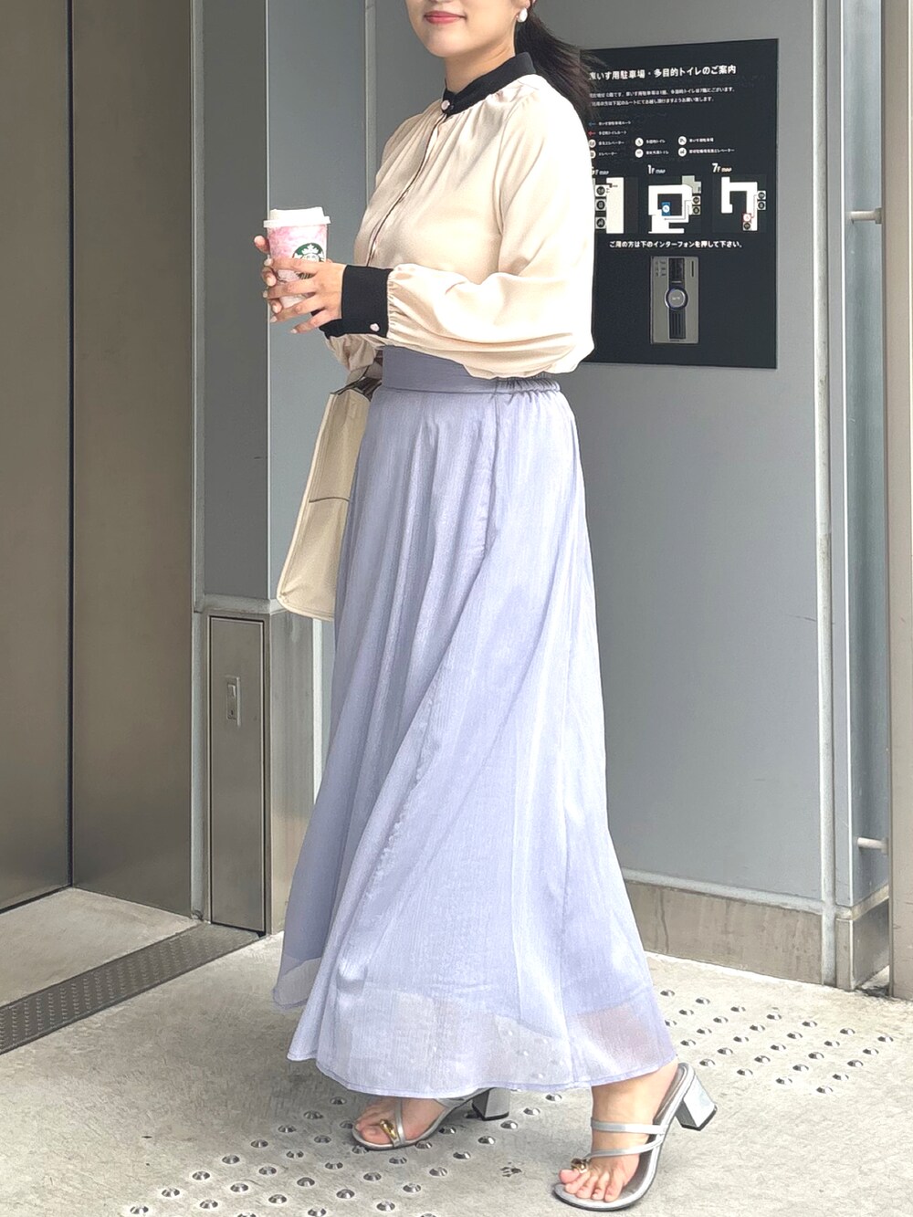 ホワイト系のシャツ/ブラウス、ホワイト系のショルダーバッグを着用したレディースの春コーディネートの4枚目の写真