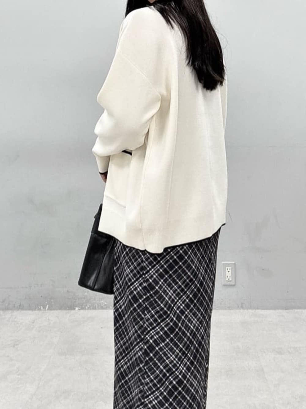 ブラック系のショルダーバッグ、その他のワンピース、ホワイト系のカーディガン/ボレロを着用したレディースの春コーディネートの6枚目の写真