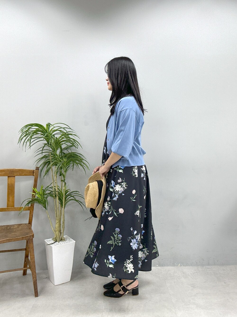 ブルー系のカーディガン/ボレロ、ブラック系のサンダル、ブラック系のワンピースを着用したレディースの春コーディネートの2枚目の写真