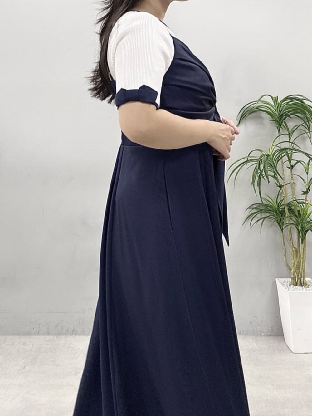 ブルー系のワンピース、ホワイト系のニット/セーターを着用したレディースの春コーディネートの5枚目の写真