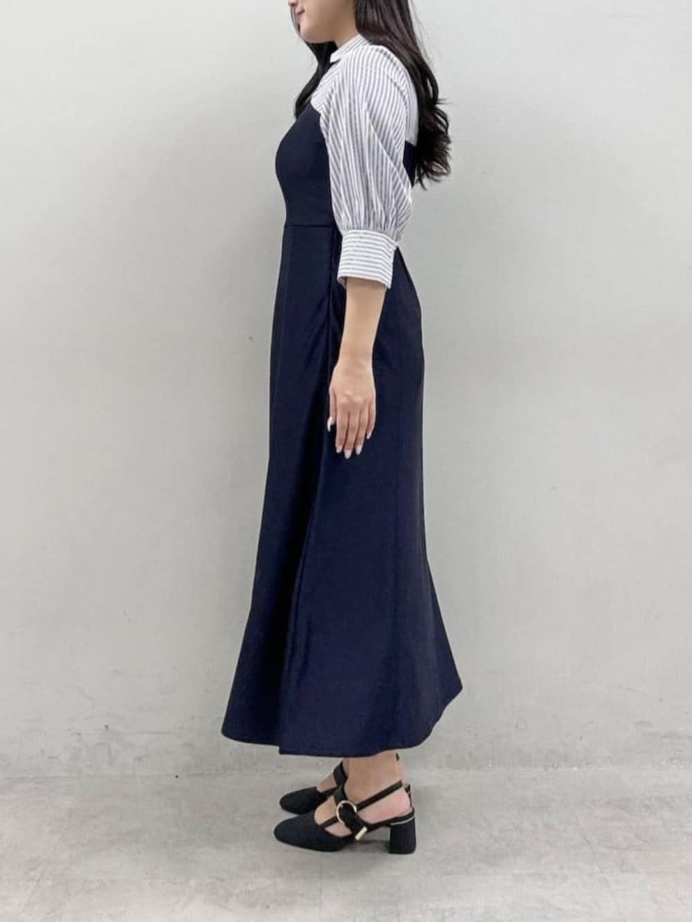 ブルー系のワンピース、ブラック系のサンダルを着用したレディースの冬コーディネートの2枚目の写真