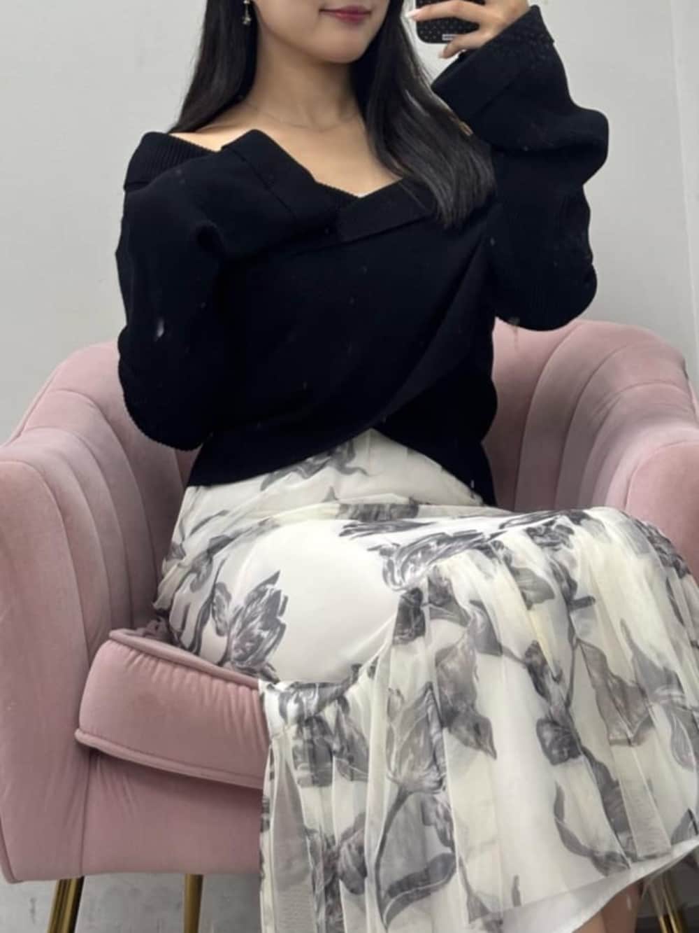 ブルー系のデニムパンツ、ブラック系のニット/セーターを着用したレディースの春コーディネートの5枚目の写真