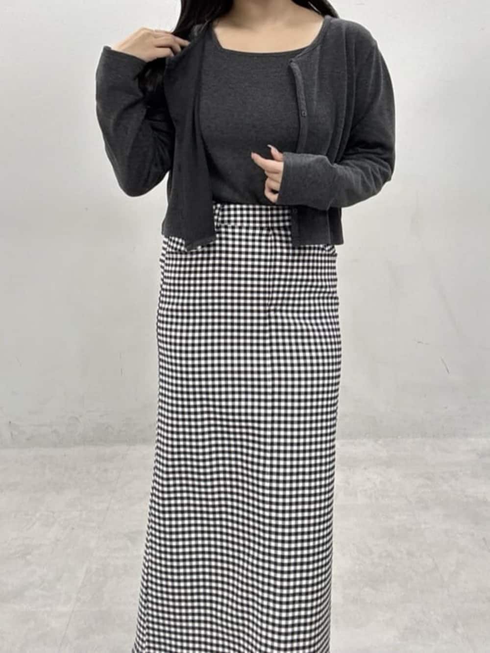 その他のスカート、グレー系のTシャツ/カットソー、グレー系のカーディガン/ボレロを着用したレディースの冬コーディネートの7枚目の写真