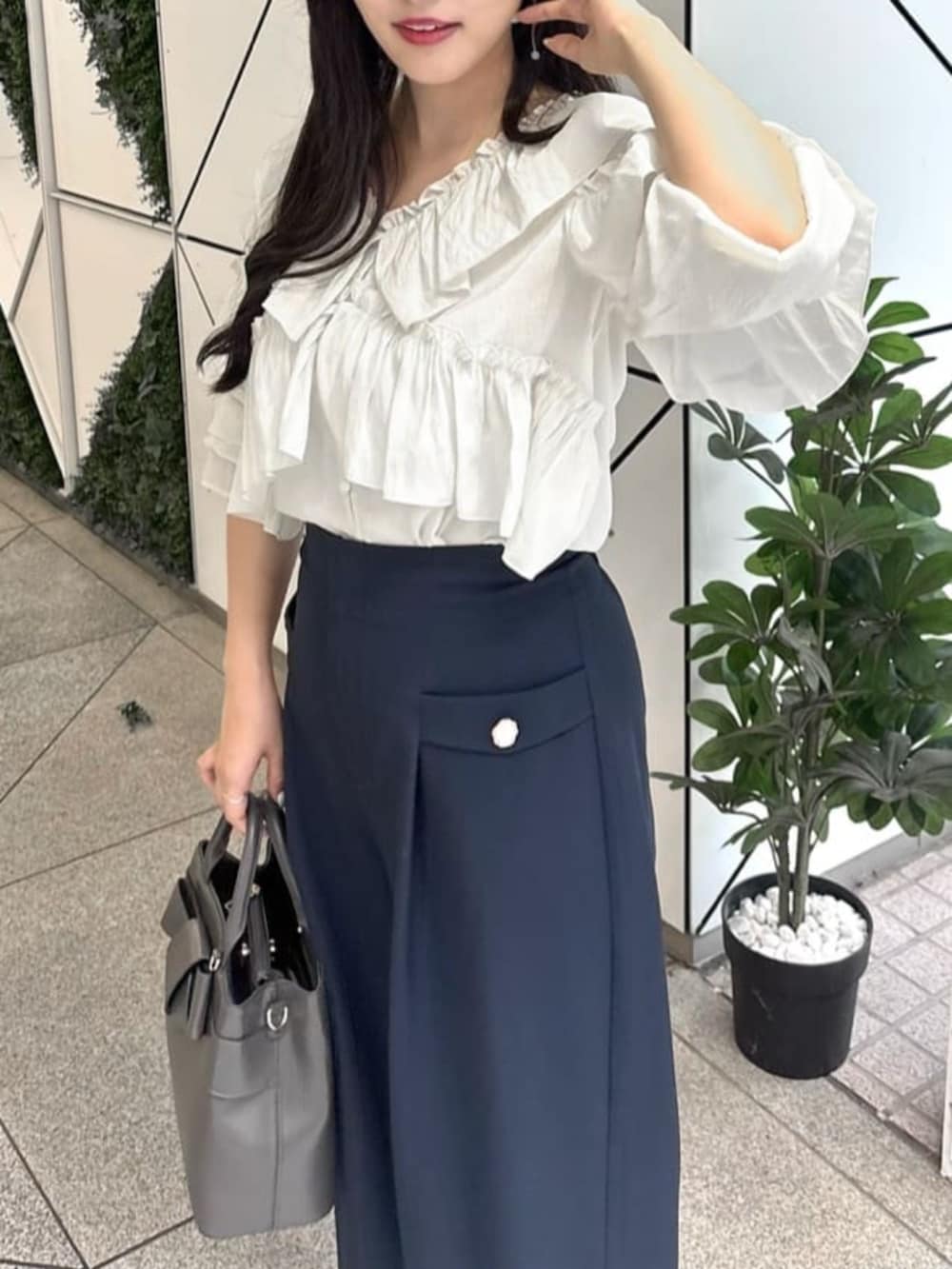 ホワイト系のシャツ/ブラウス、ブルー系のその他パンツ、グレー系のハンドバッグを着用したレディースの夏コーディネートの4枚目の写真