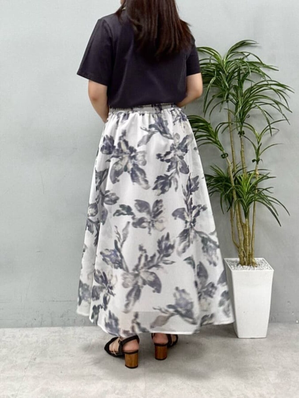 ホワイト系のスカート、その他のTシャツ/カットソーを着用したレディースの夏コーディネートの4枚目の写真