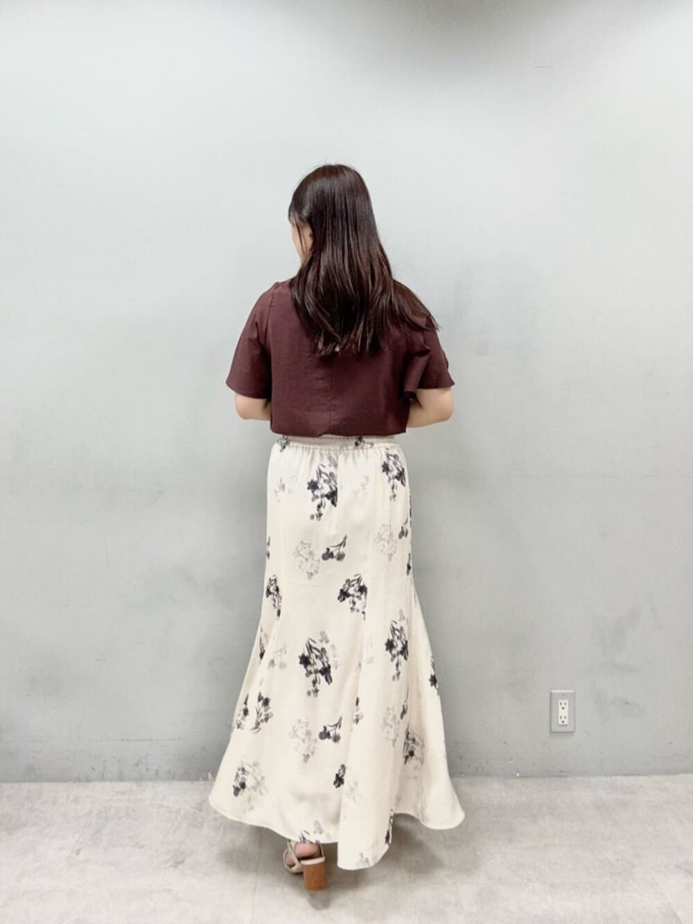 ブラウン系のシャツ/ブラウス、ホワイト系のスカートを着用したレディースの夏コーディネートの3枚目の写真