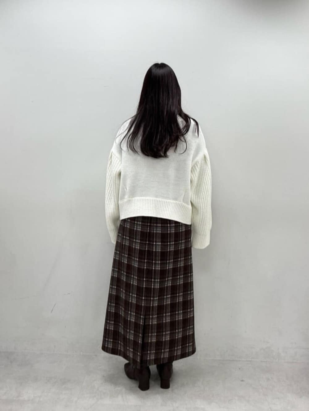 ブラック系のシャツ/ブラウス、ホワイト系のカーディガン/ボレロ、ブラウン系のスカートを着用したレディースの秋コーディネートの3枚目の写真