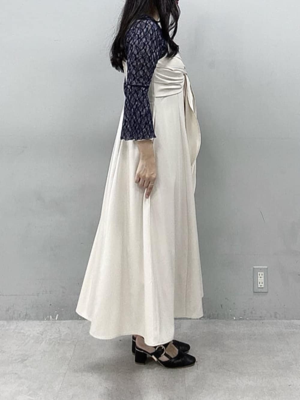 グレー系のテーラードジャケット、ホワイト系のワンピース、ブルー系のTシャツ/カットソーを着用したレディースの春コーディネートの5枚目の写真