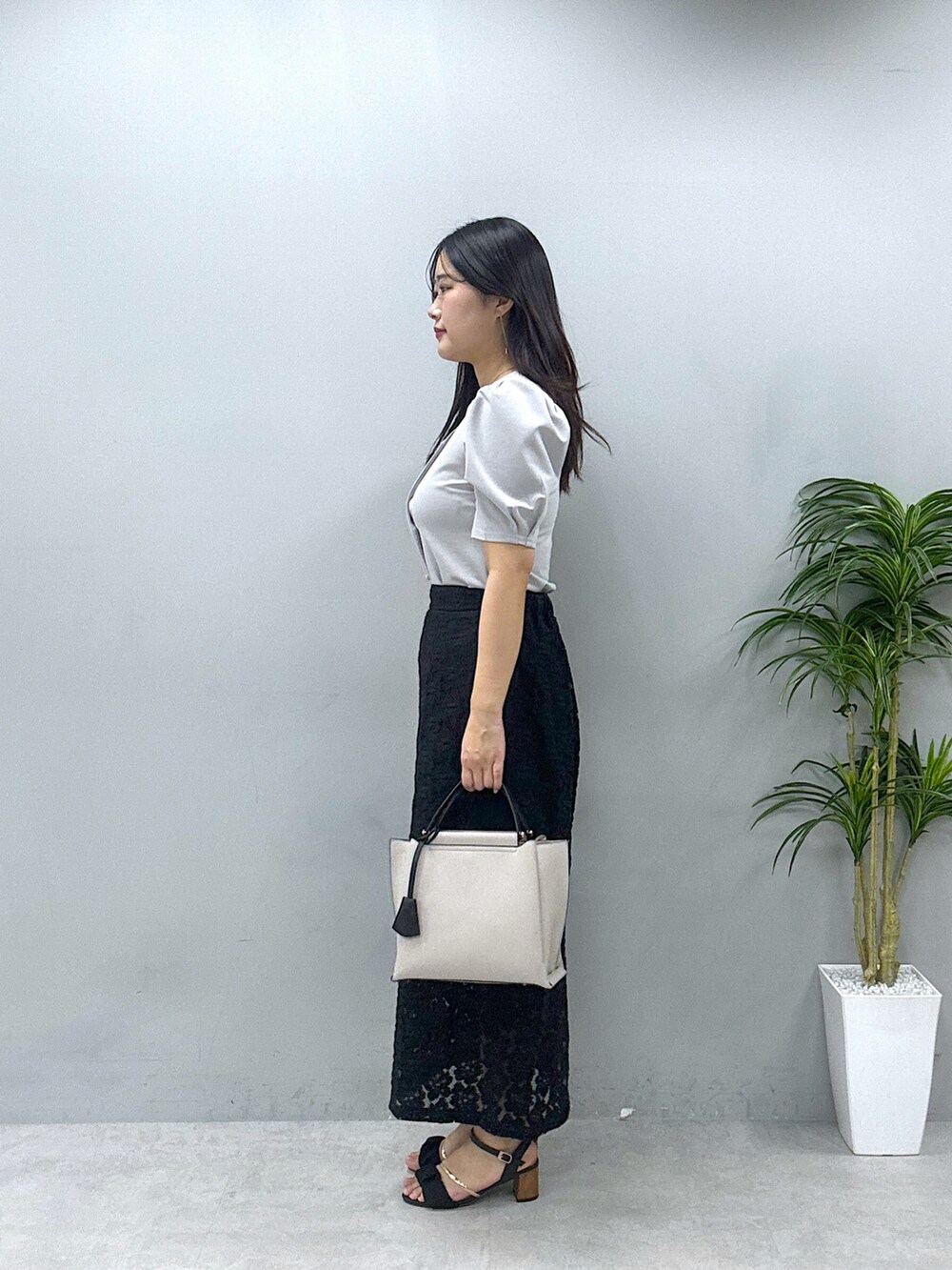 ブラック系のその他シューズ、グレー系のショルダーバッグ、グレー系のシャツ/ブラウスを着用したレディースの春コーディネートの2枚目の写真