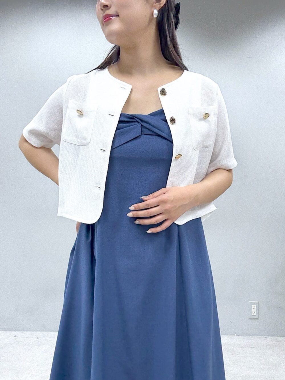 ホワイト系のTシャツ/カットソー、ホワイト系のニット/セーター、ブルー系のワンピースを着用したレディースの春コーディネートの5枚目の写真