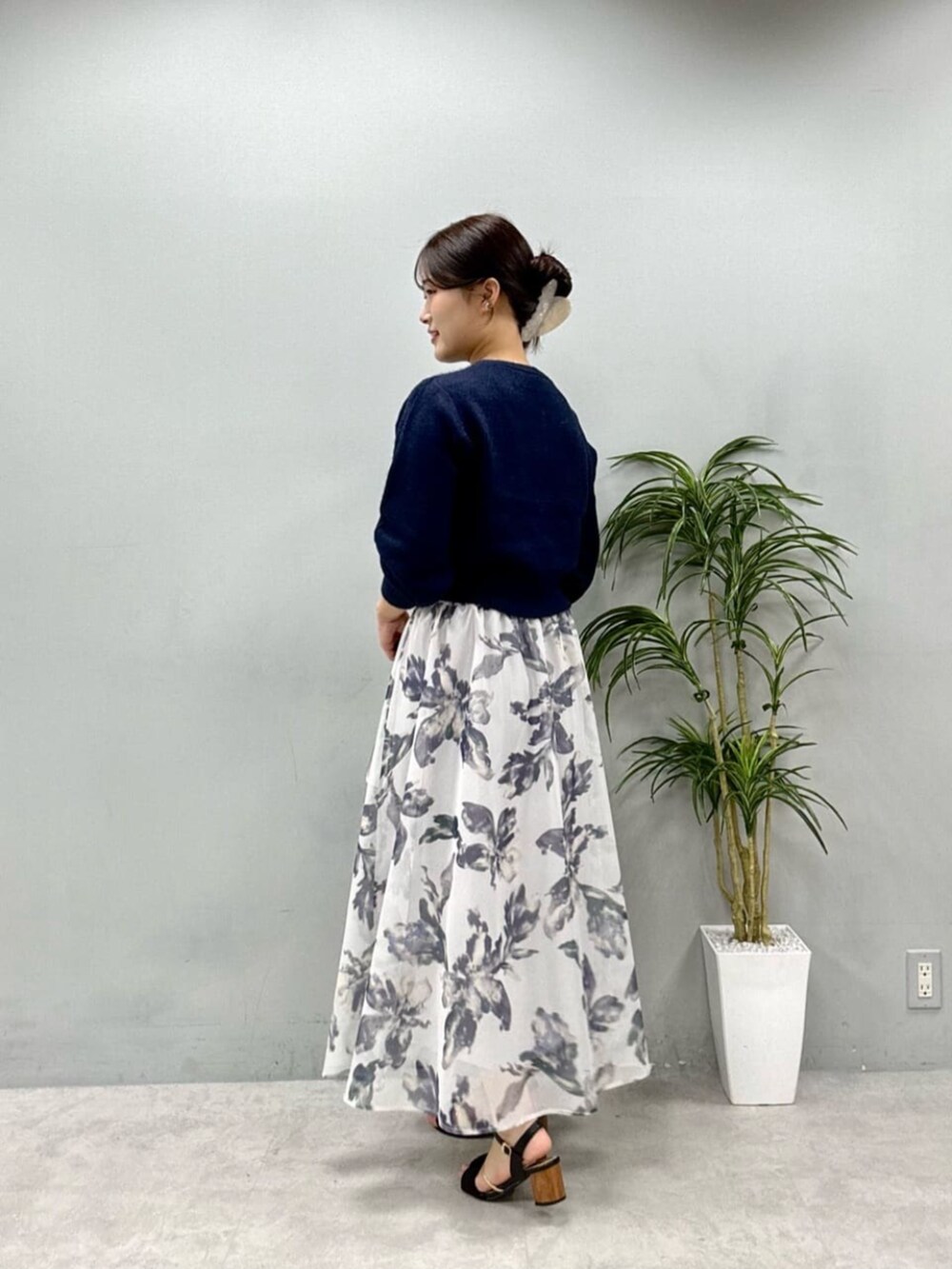 ホワイト系のスカートを着用したレディースの夏コーディネートの3枚目の写真