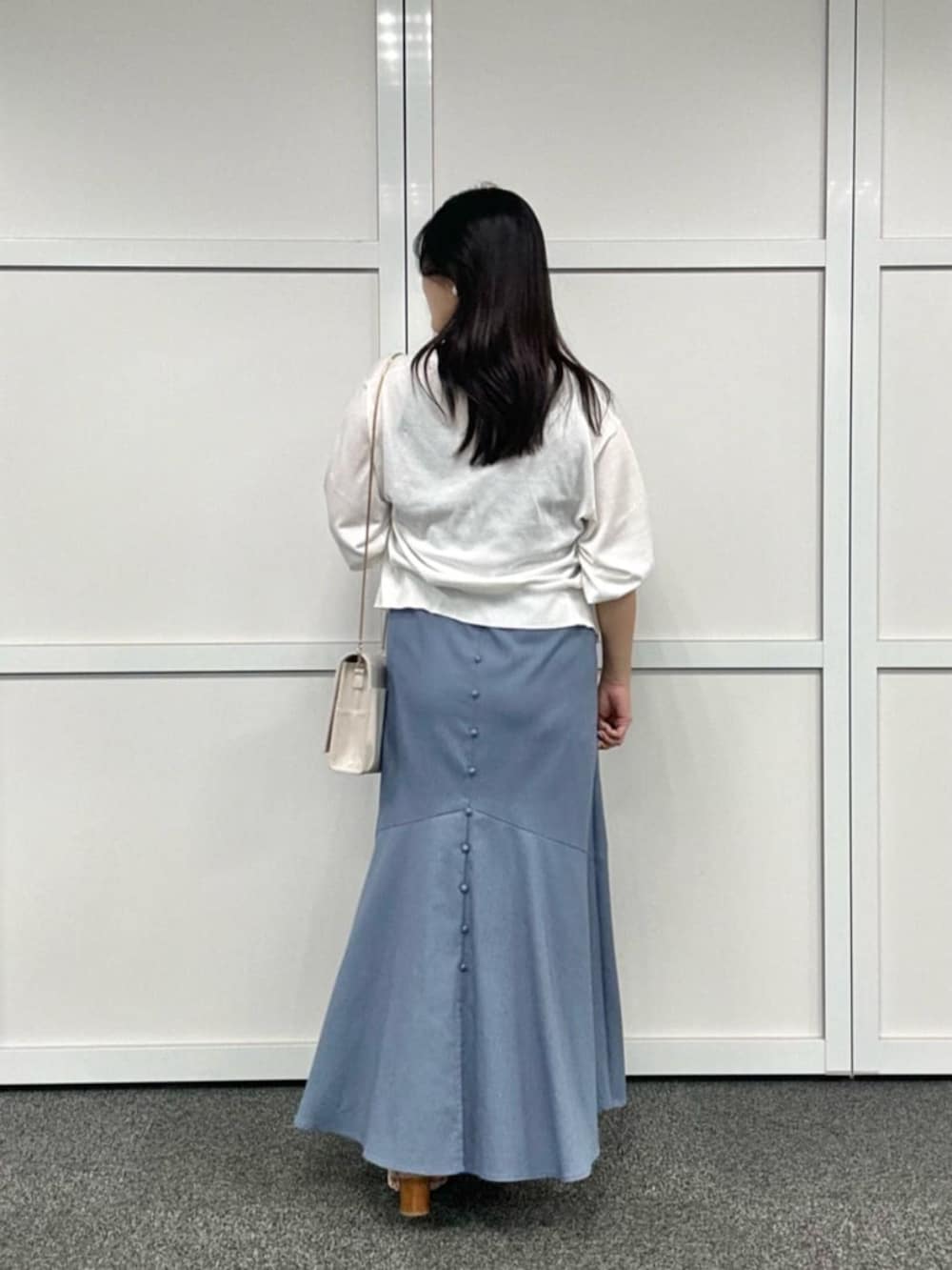 ホワイト系のカーディガン/ボレロ、ホワイト系のショルダーバッグ、ブルー系のワンピースを着用したレディースの夏コーディネートの3枚目の写真