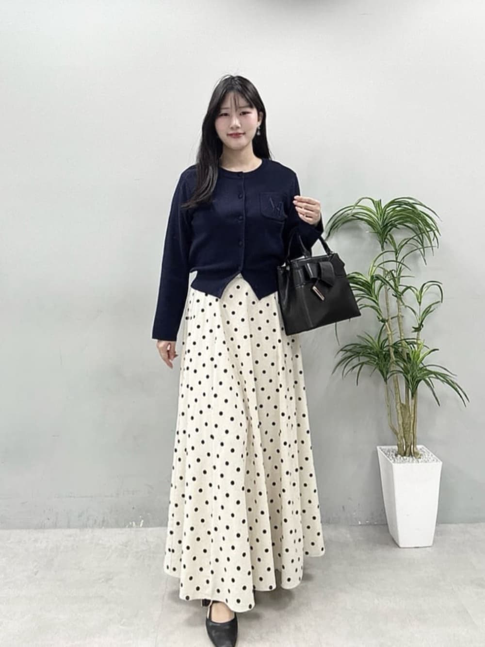 ブルー系のカーディガン/ボレロを着用したレディースの春コーディネートの2枚目の写真