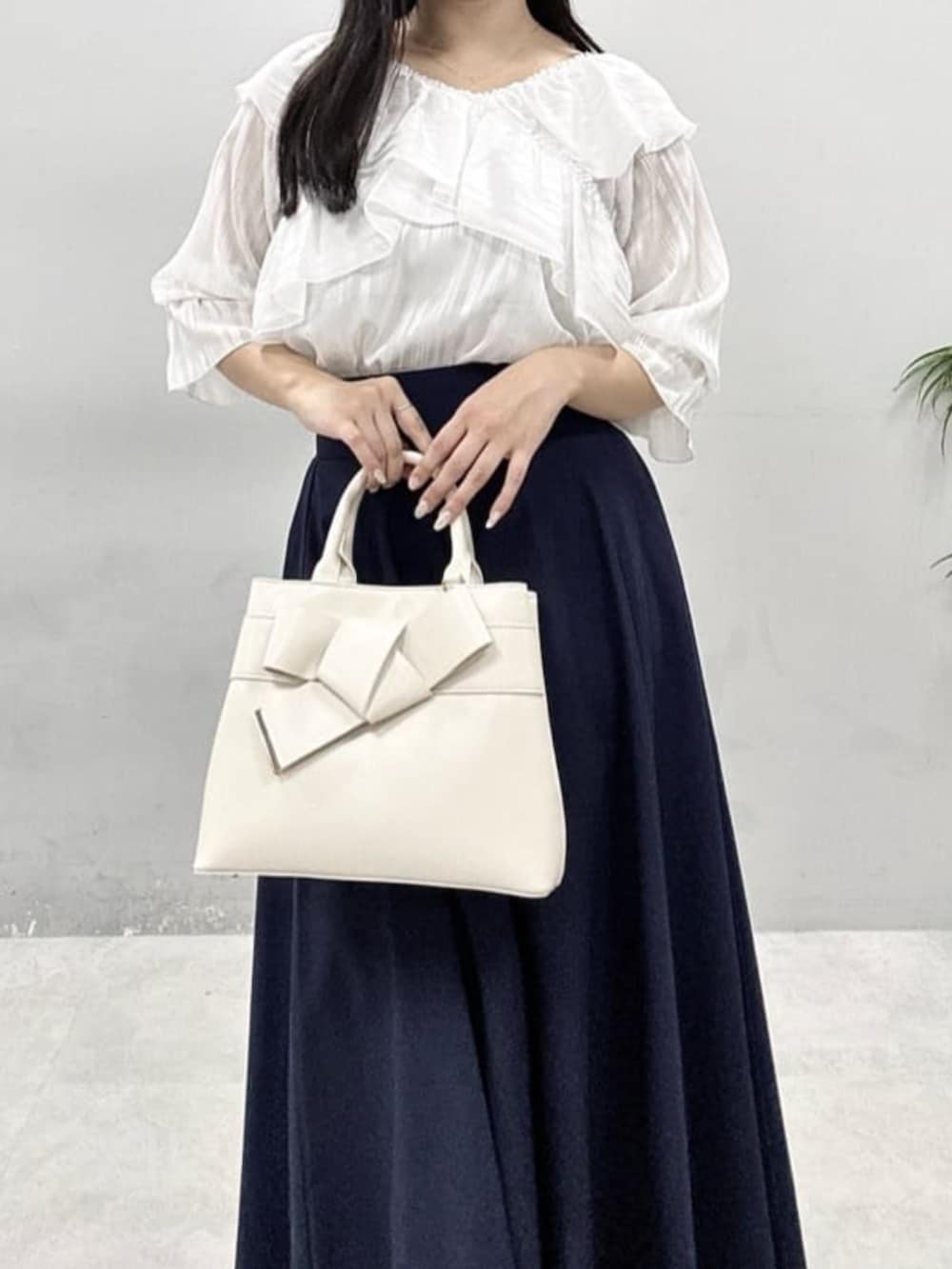 ホワイト系のショルダーバッグ、ホワイト系のシャツ/ブラウスを着用したレディースの春コーディネートの4枚目の写真