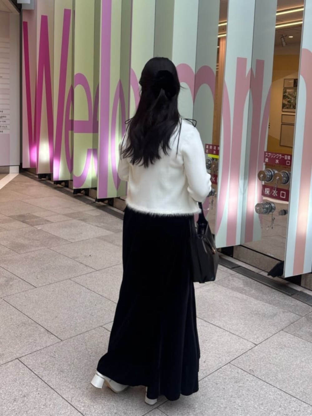 ブラック系のショルダーバッグ、ブラック系のワンピースを着用したレディースの秋コーディネートの4枚目の写真