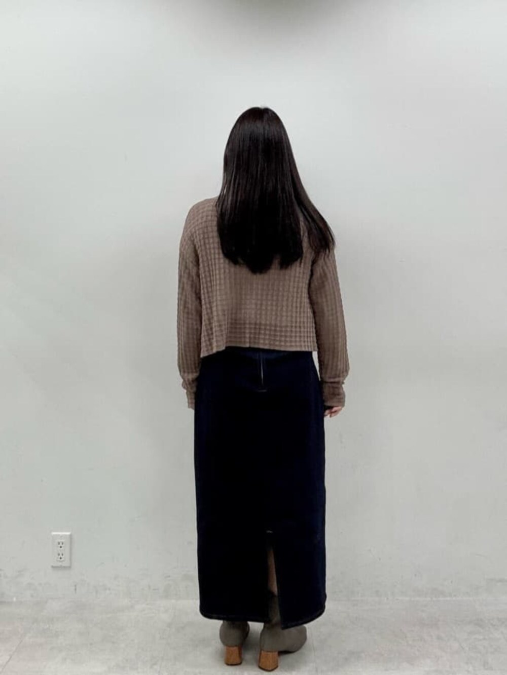 ブルー系のスカート、その他のシャツ/ブラウス、ブラウン系のカーディガン/ボレロを着用したレディースの秋コーディネートの3枚目の写真