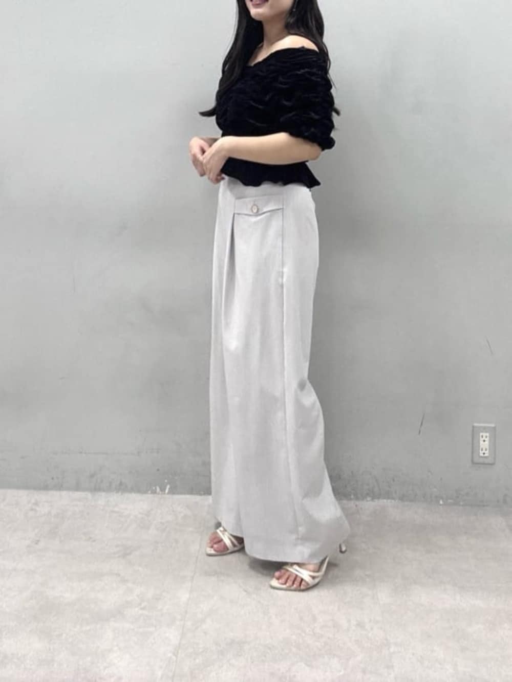 ブラック系のTシャツ/カットソー、グレー系のその他パンツを着用したレディースの夏コーディネートの3枚目の写真