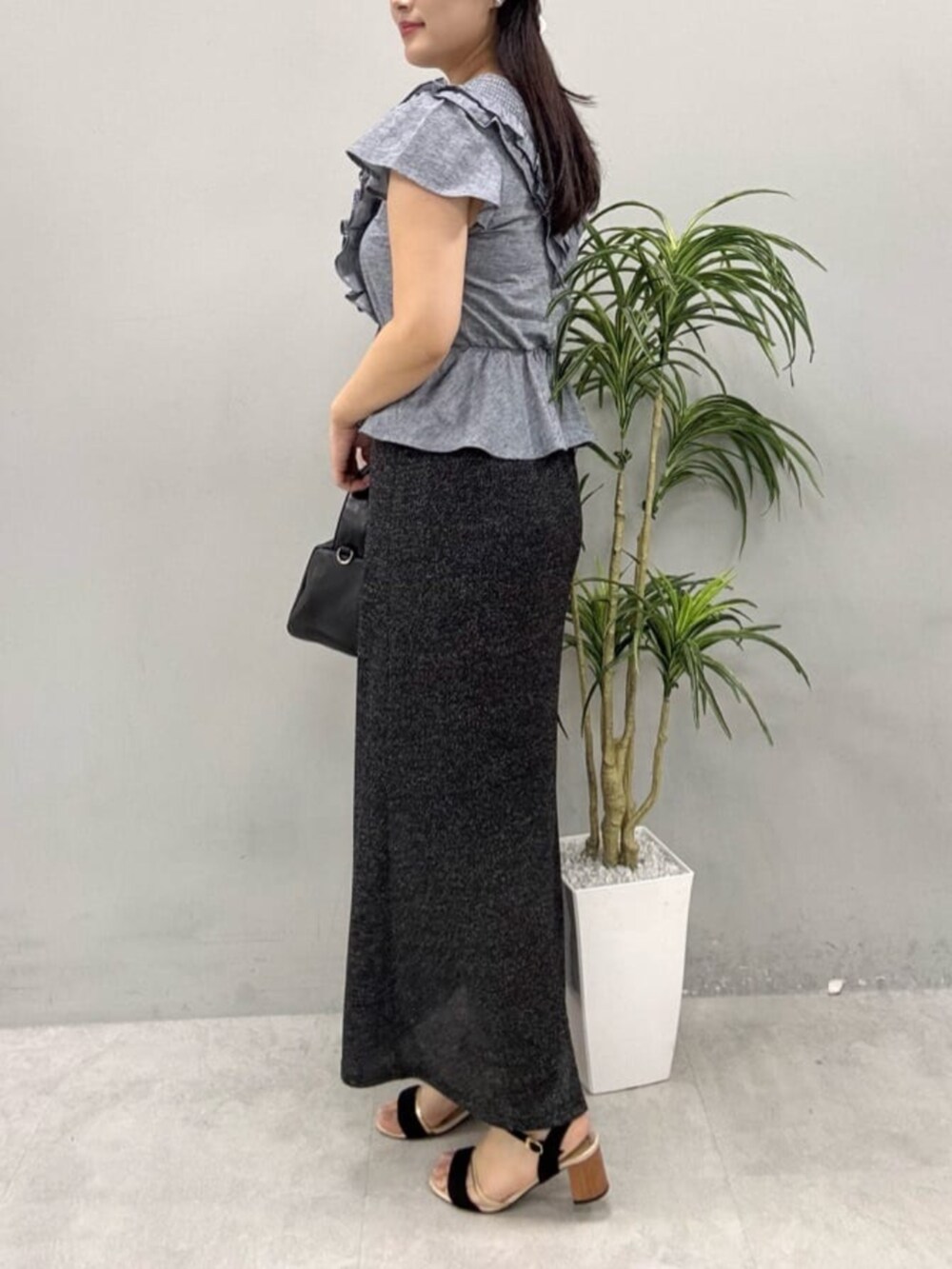 ブルー系のシャツ/ブラウス、ブラック系のスカートを着用したレディースの夏コーディネートの2枚目の写真