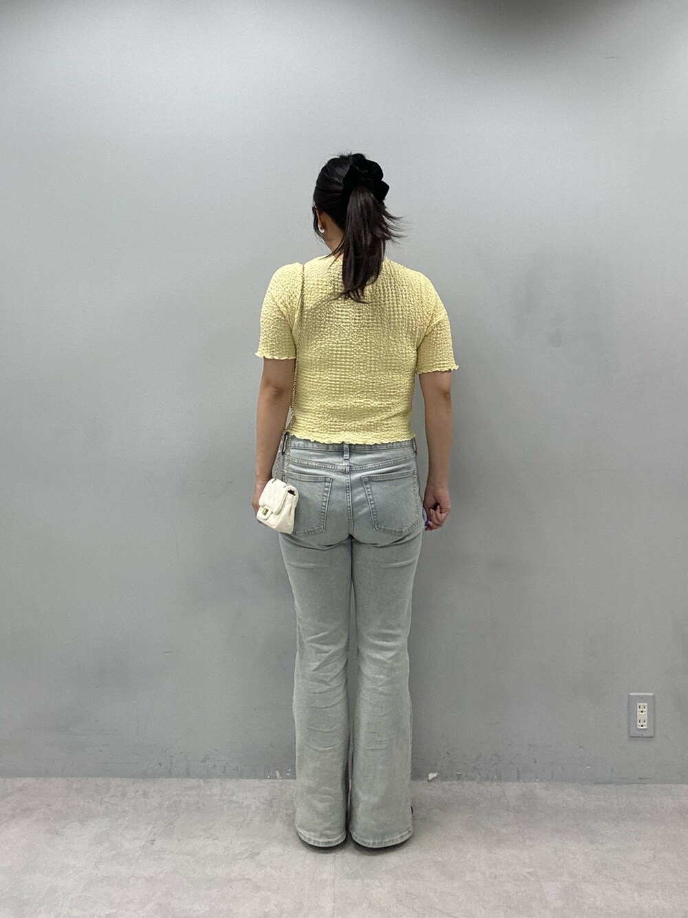イエロー系のTシャツ/カットソーを着用したレディースの春コーディネートの2枚目の写真