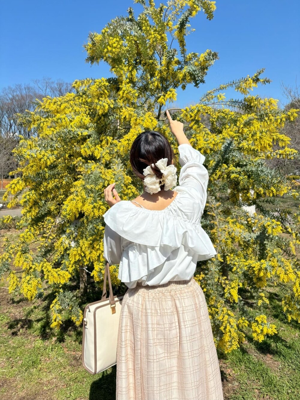 ホワイト系のシャツ/ブラウスを着用したレディースの春コーディネートの3枚目の写真