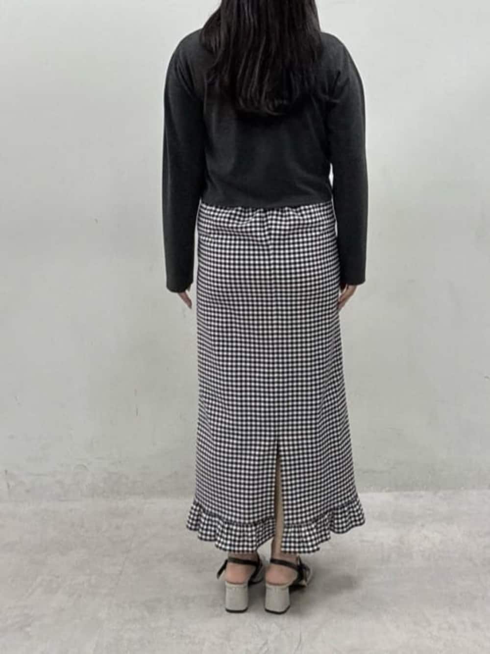 その他のスカート、グレー系のTシャツ/カットソー、グレー系のカーディガン/ボレロを着用したレディースの冬コーディネートの4枚目の写真