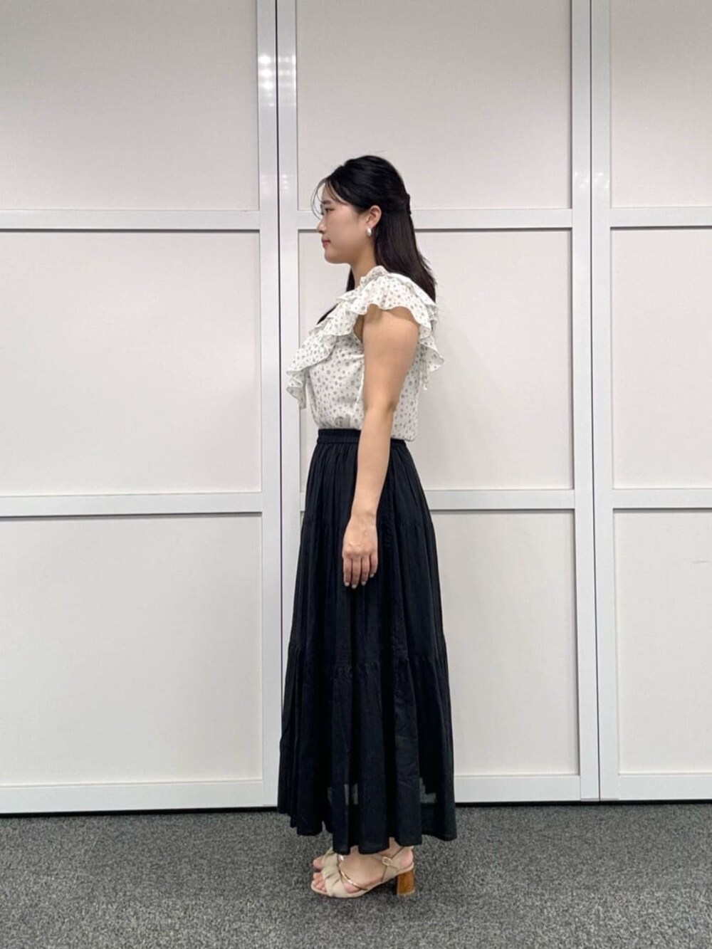 その他のシャツ/ブラウス、ブラック系のスカートを着用したレディースの夏コーディネートの2枚目の写真