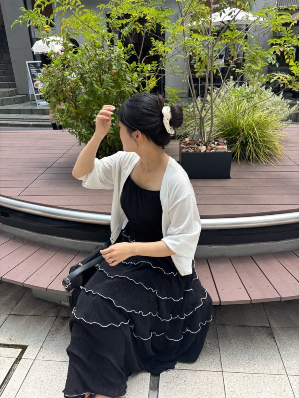 ホワイト系のカーディガン/ボレロ、ブラック系のワンピースを着用したレディースの夏コーディネートの5枚目の写真