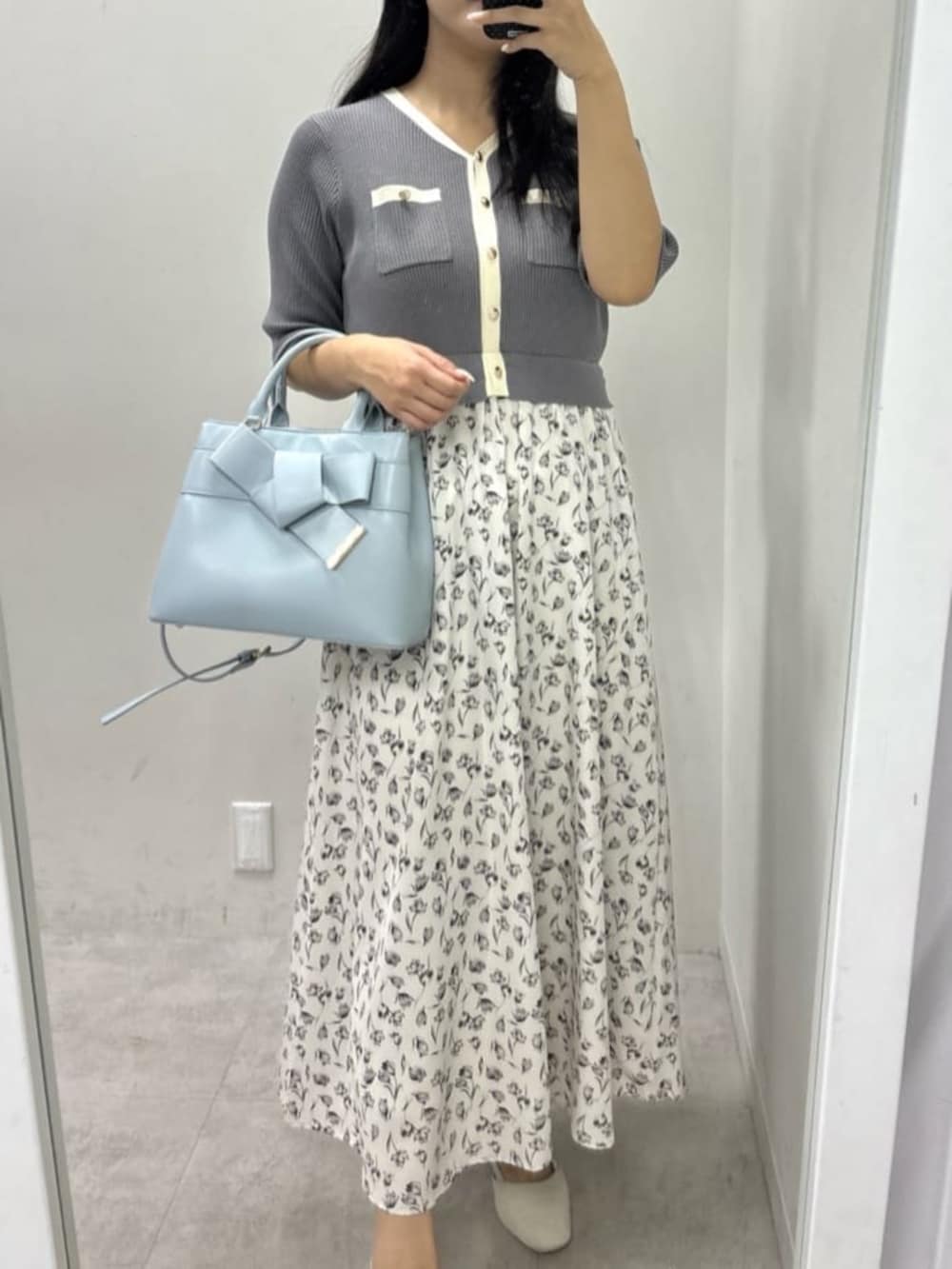 ホワイト系のサンダル、ブルー系のショルダーバッグを着用したレディースの冬コーディネートの4枚目の写真