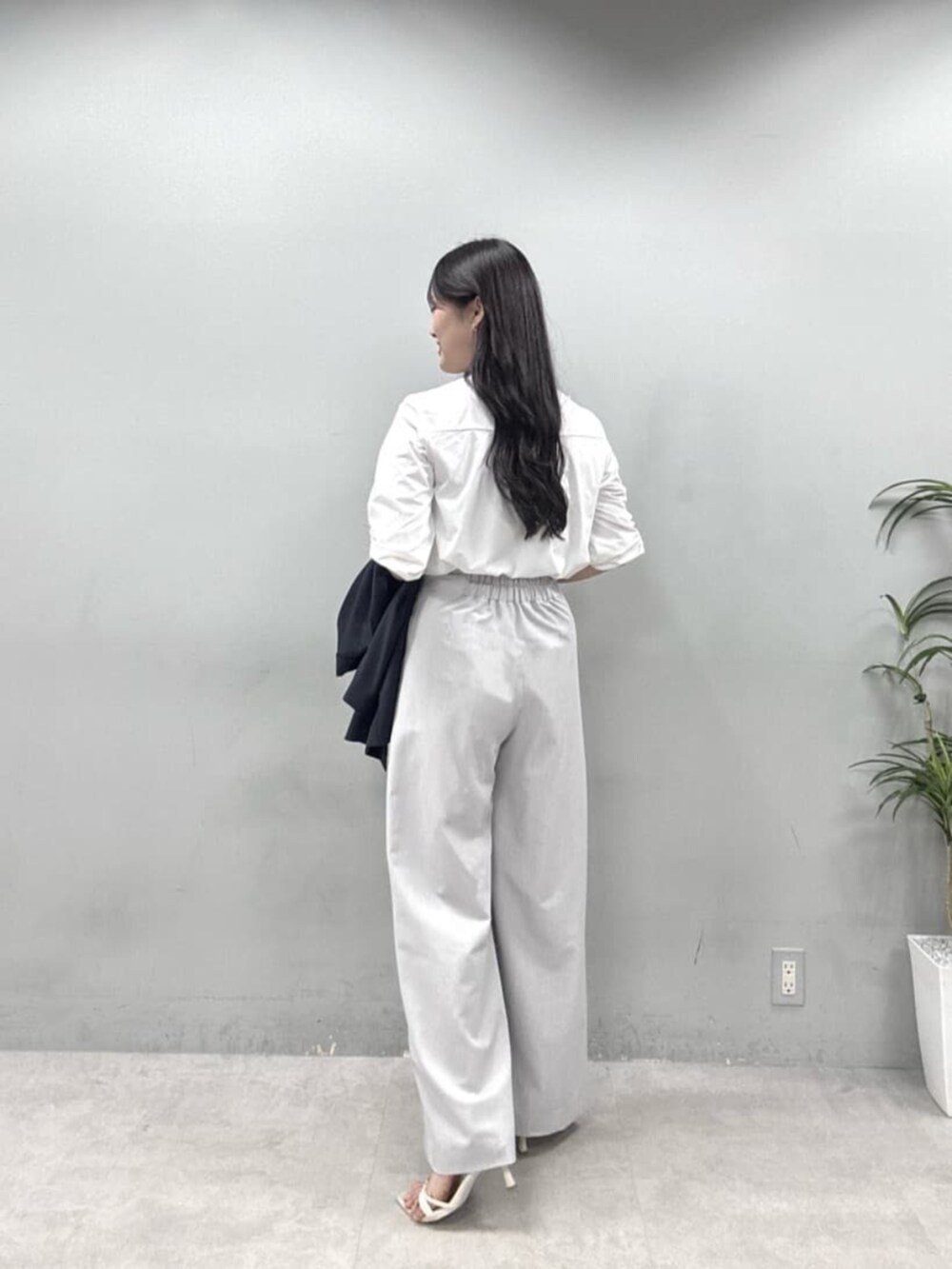 ホワイト系のシャツ/ブラウス、グレー系のその他パンツ、ブルー系のテーラードジャケットを着用したレディースの夏コーディネートの5枚目の写真