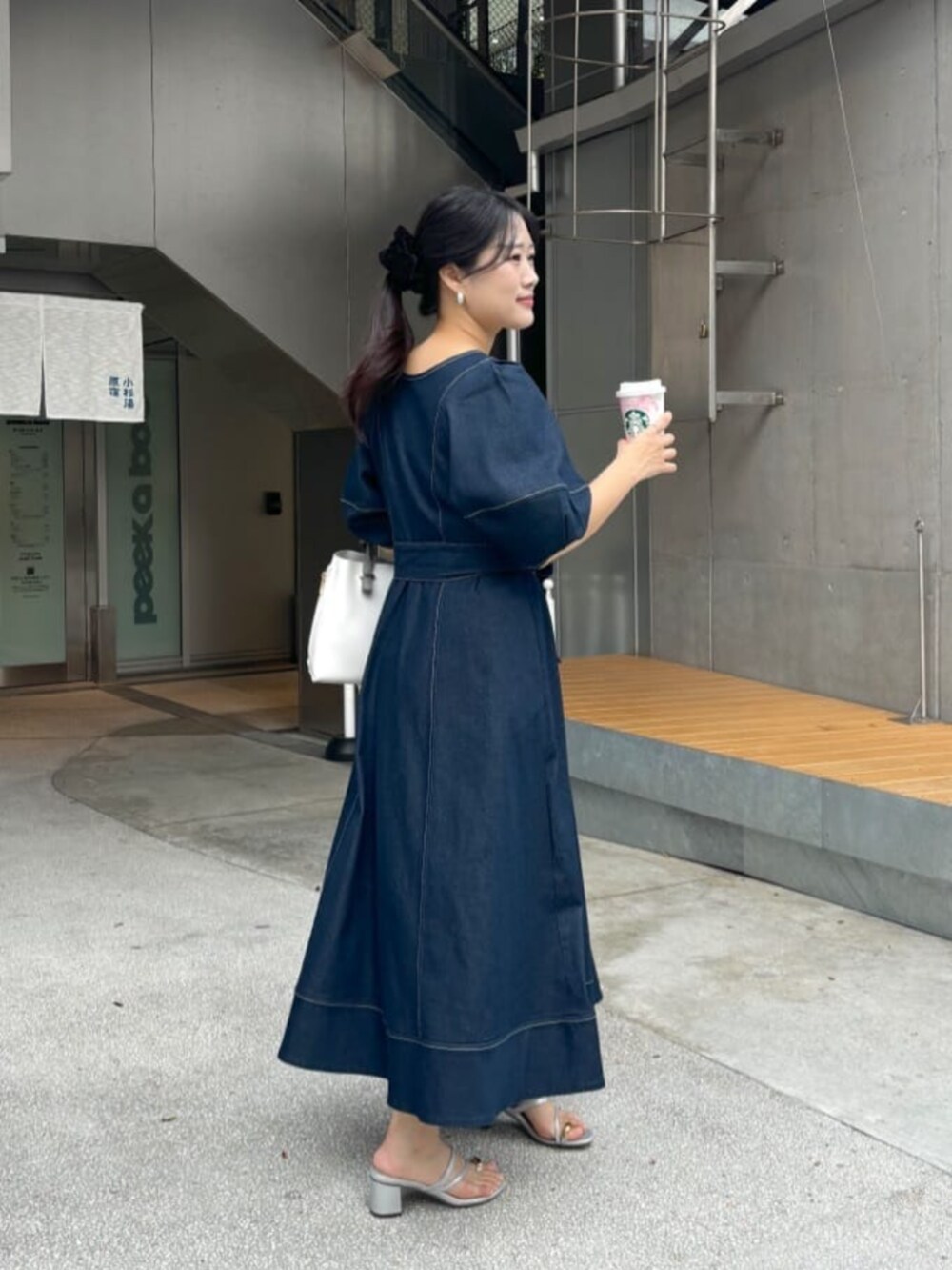 ブルー系のワンピースを着用したレディースの冬コーディネートの2枚目の写真