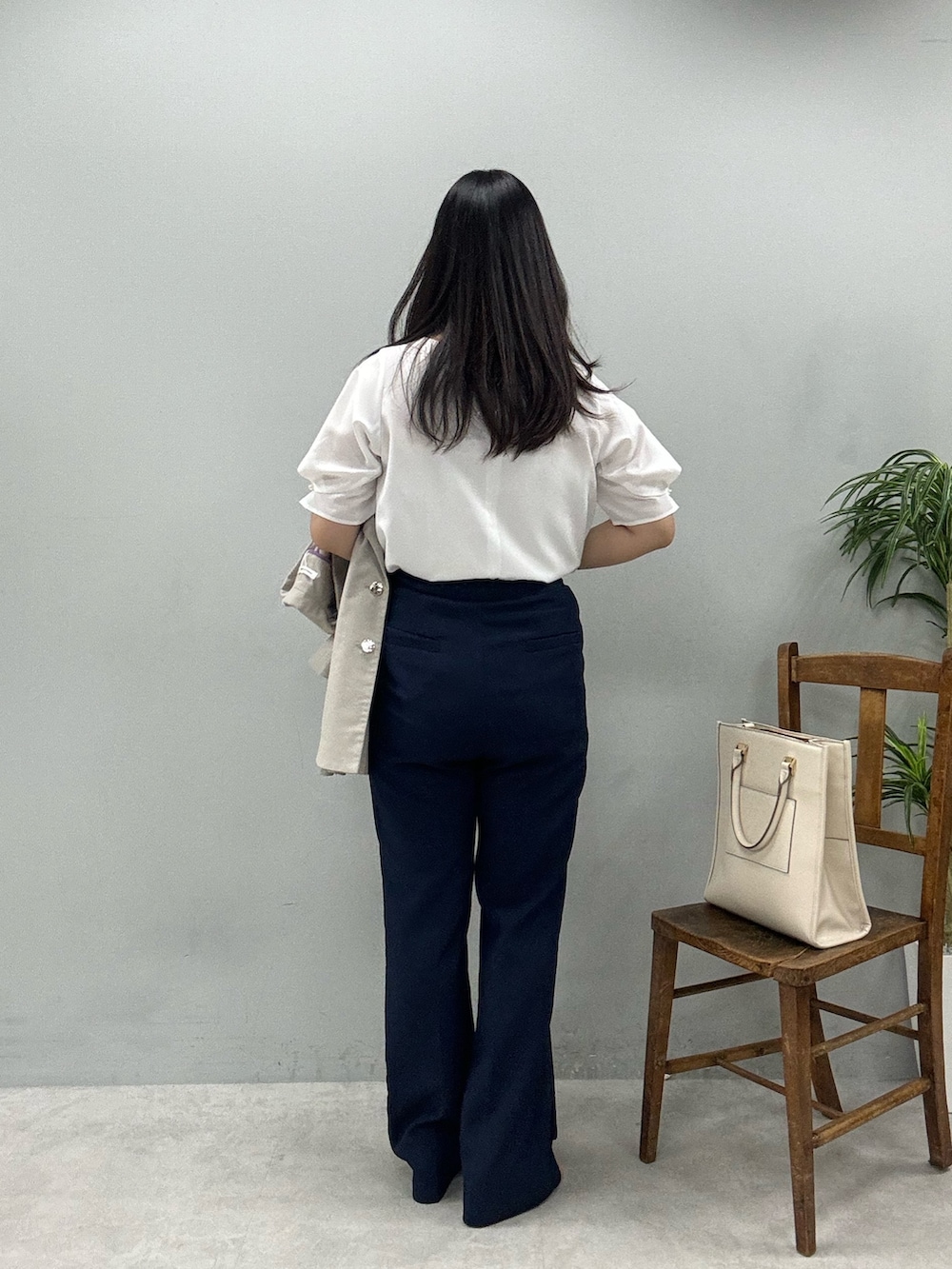 ホワイト系のショルダーバッグ、ブラック系のその他パンツ、ベージュ系のブルゾンを着用したレディースの春コーディネートの5枚目の写真