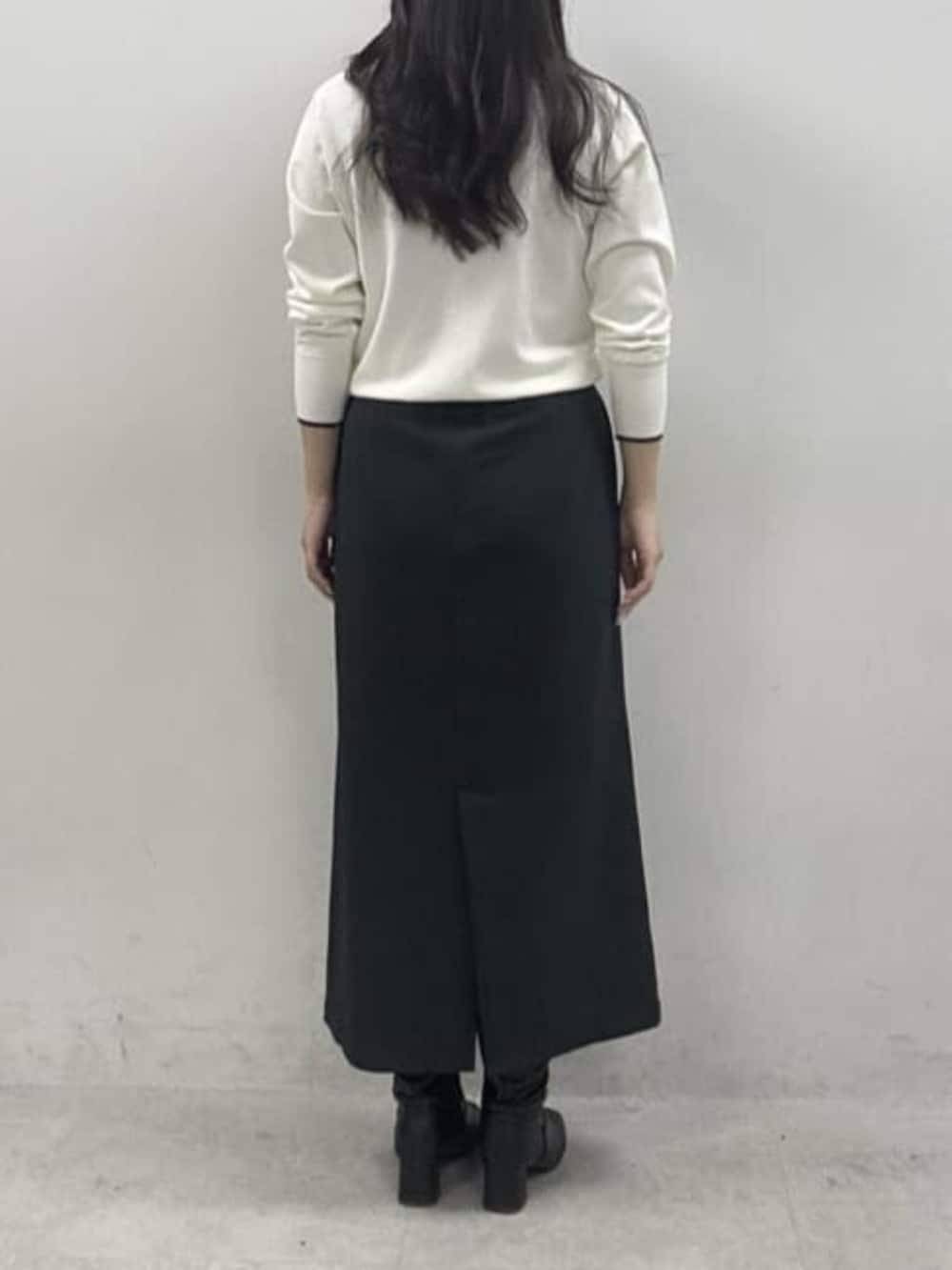 ホワイト系のカーディガン/ボレロ、ブラック系のスカートを着用したレディースの冬コーディネートの3枚目の写真