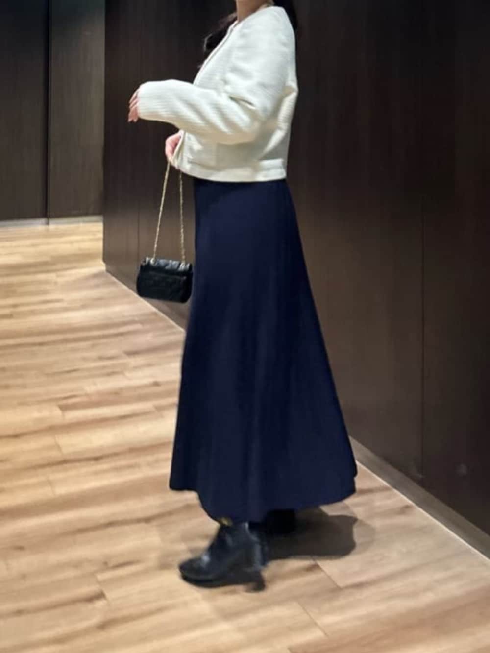 ブルー系のワンピースを着用したレディースの冬コーディネートの3枚目の写真