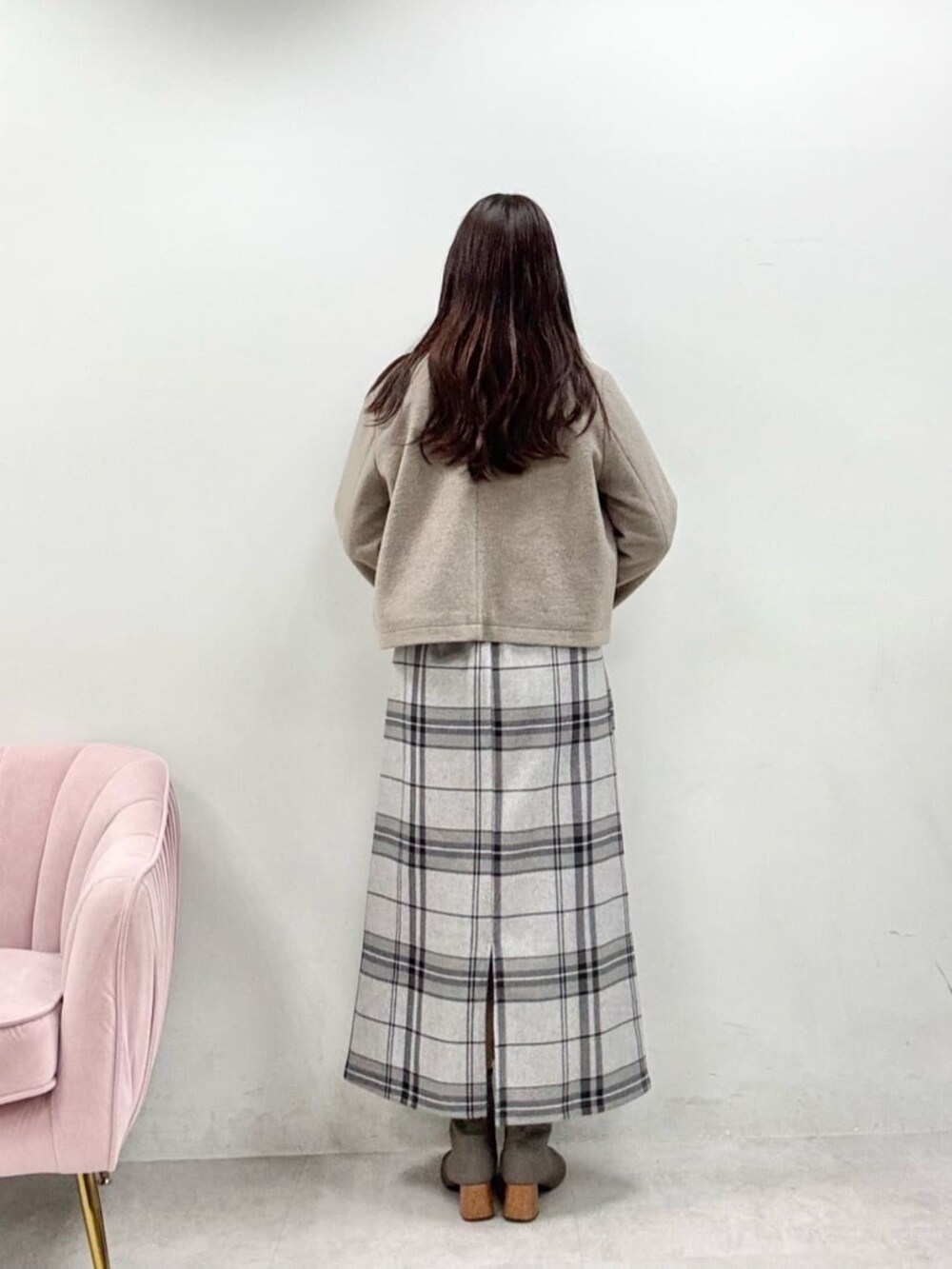 その他のスカート、ブラウン系のノーカラージャケット、ブルー系のカーディガン/ボレロを着用したレディースの秋コーディネートの3枚目の写真