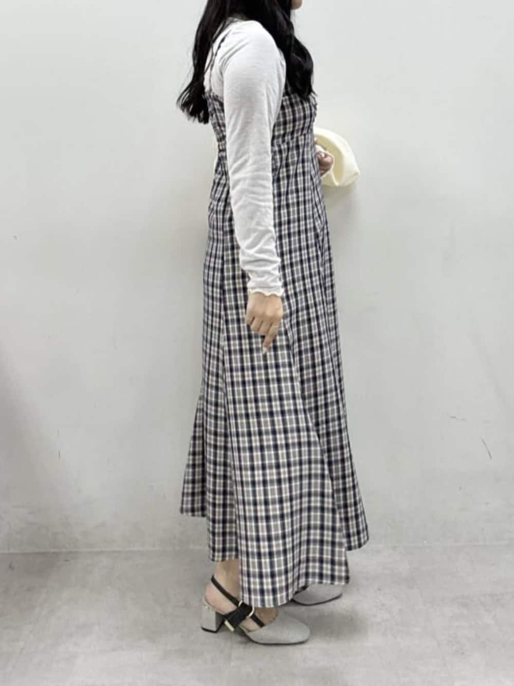 グレー系のサンダル、ブルー系のワンピース、ホワイト系のカーディガン/ボレロを着用したレディースの冬コーディネートの6枚目の写真