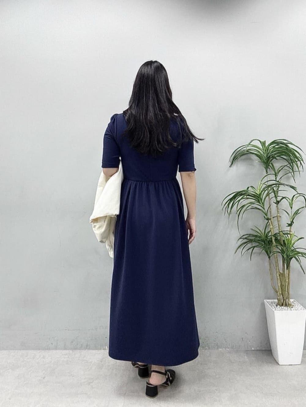 ホワイト系のマウンテンパーカー、ブルー系のワンピースを着用したレディースの春コーディネートの6枚目の写真