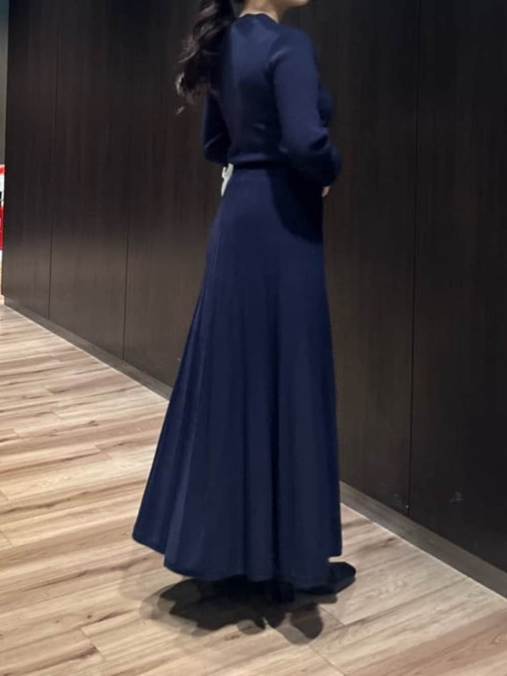 ブルー系のワンピースを着用したレディースの冬コーディネートの8枚目の写真