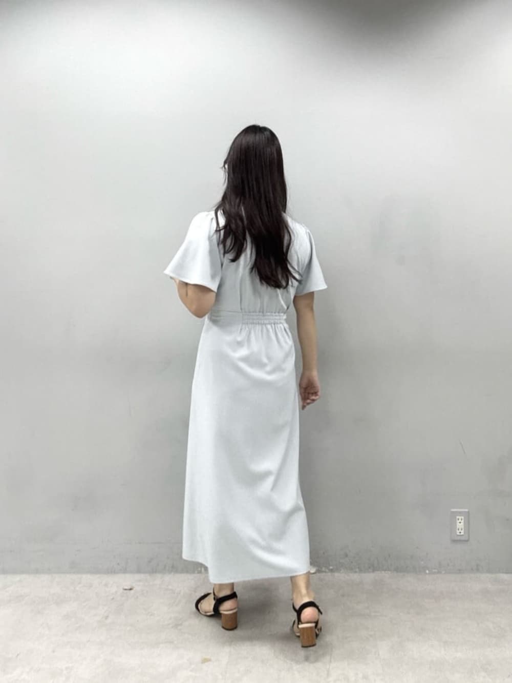 ブルー系のワンピースを着用したレディースの夏コーディネートの3枚目の写真