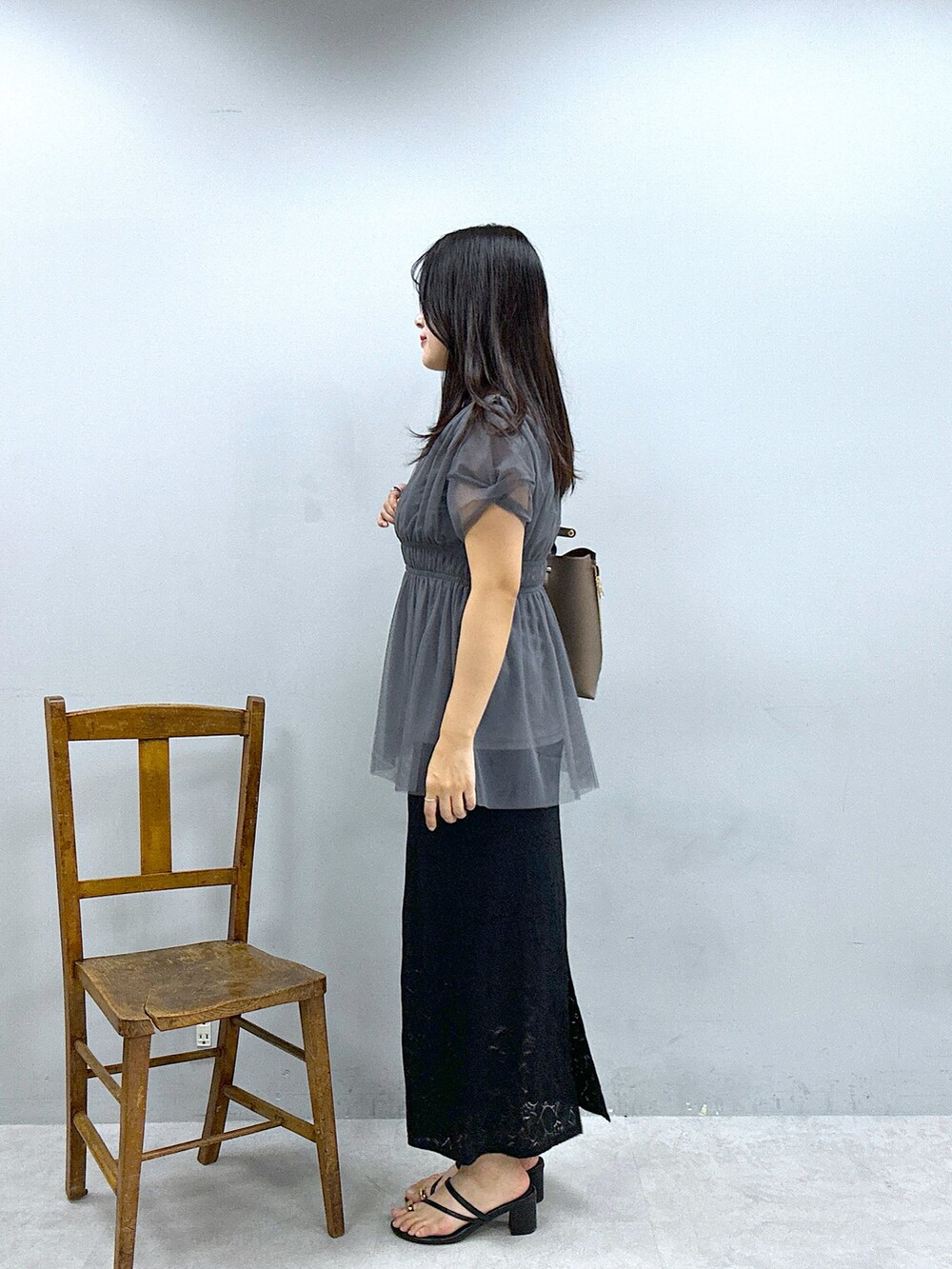 グレー系のシャツ/ブラウス、ブラウン系のショルダーバッグ、ブラック系のスカートを着用したレディースの春コーディネートの2枚目の写真