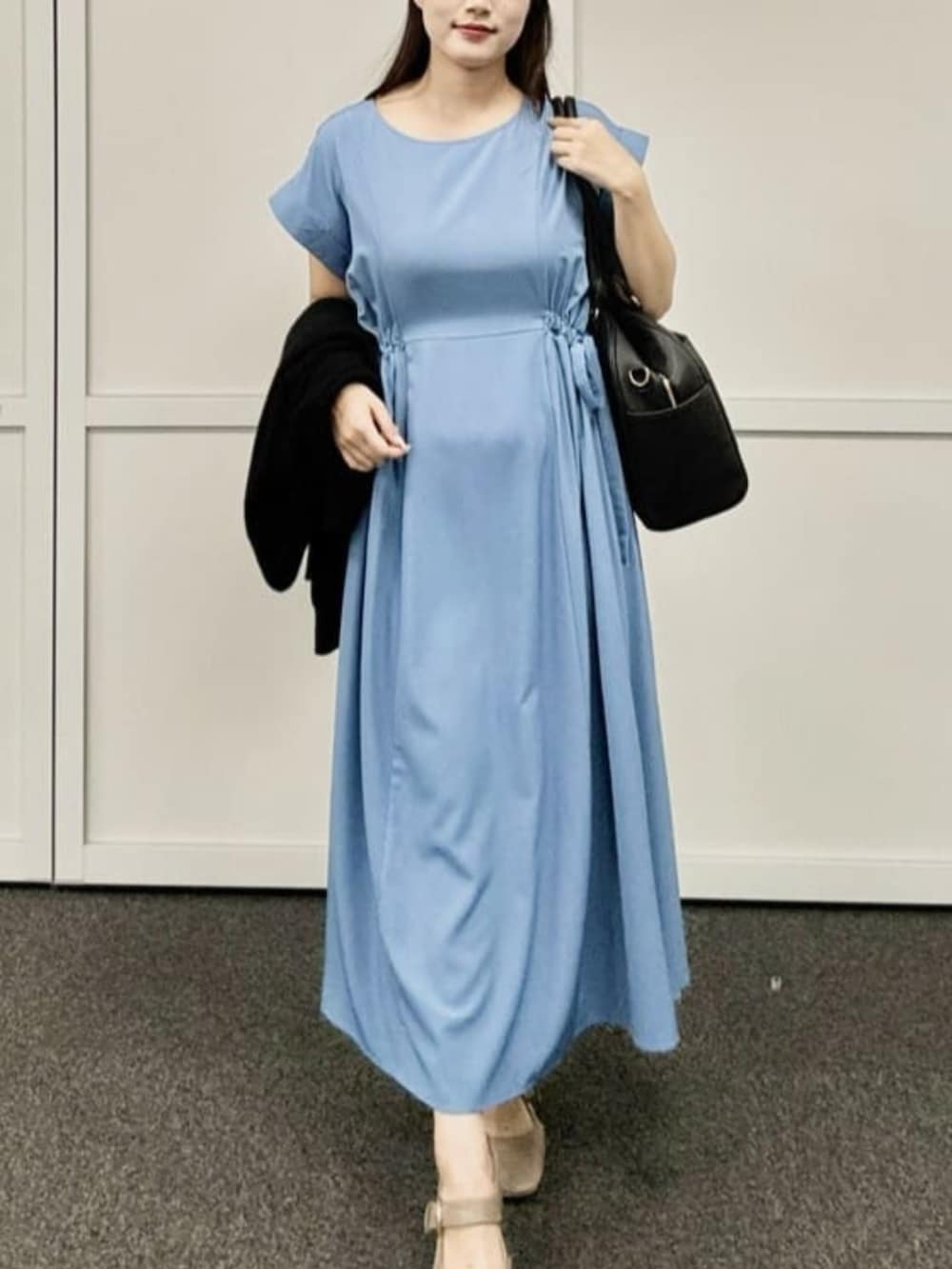 ブラック系のボストンバッグ、ブルー系のワンピース、ブルー系のカーディガン/ボレロを着用したレディースの秋コーディネートの5枚目の写真