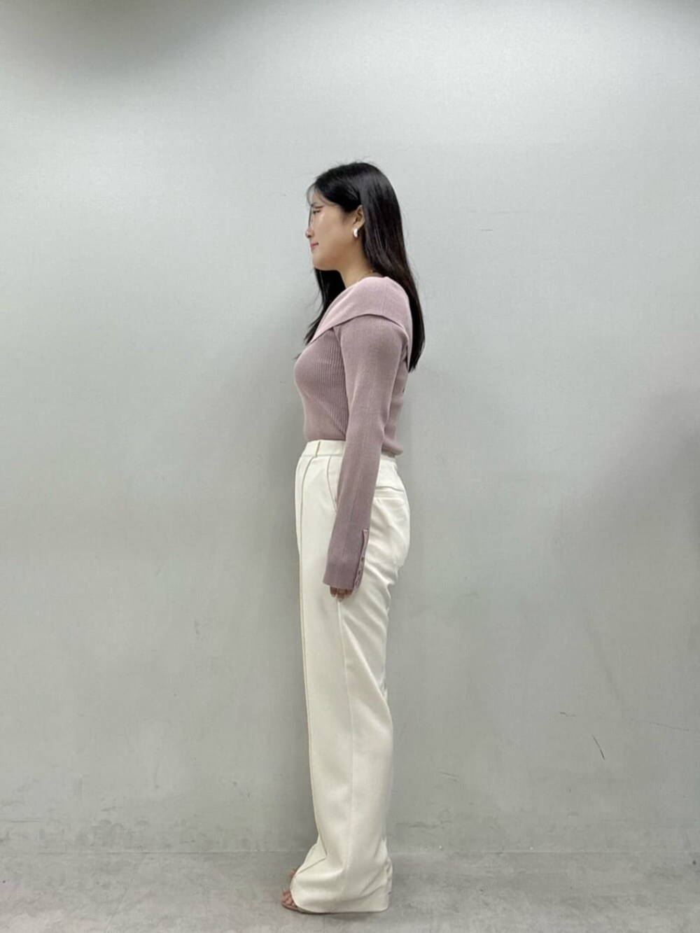 ホワイト系のその他パンツ、ベージュ系のニット/セーターを着用したレディースの夏コーディネートの2枚目の写真