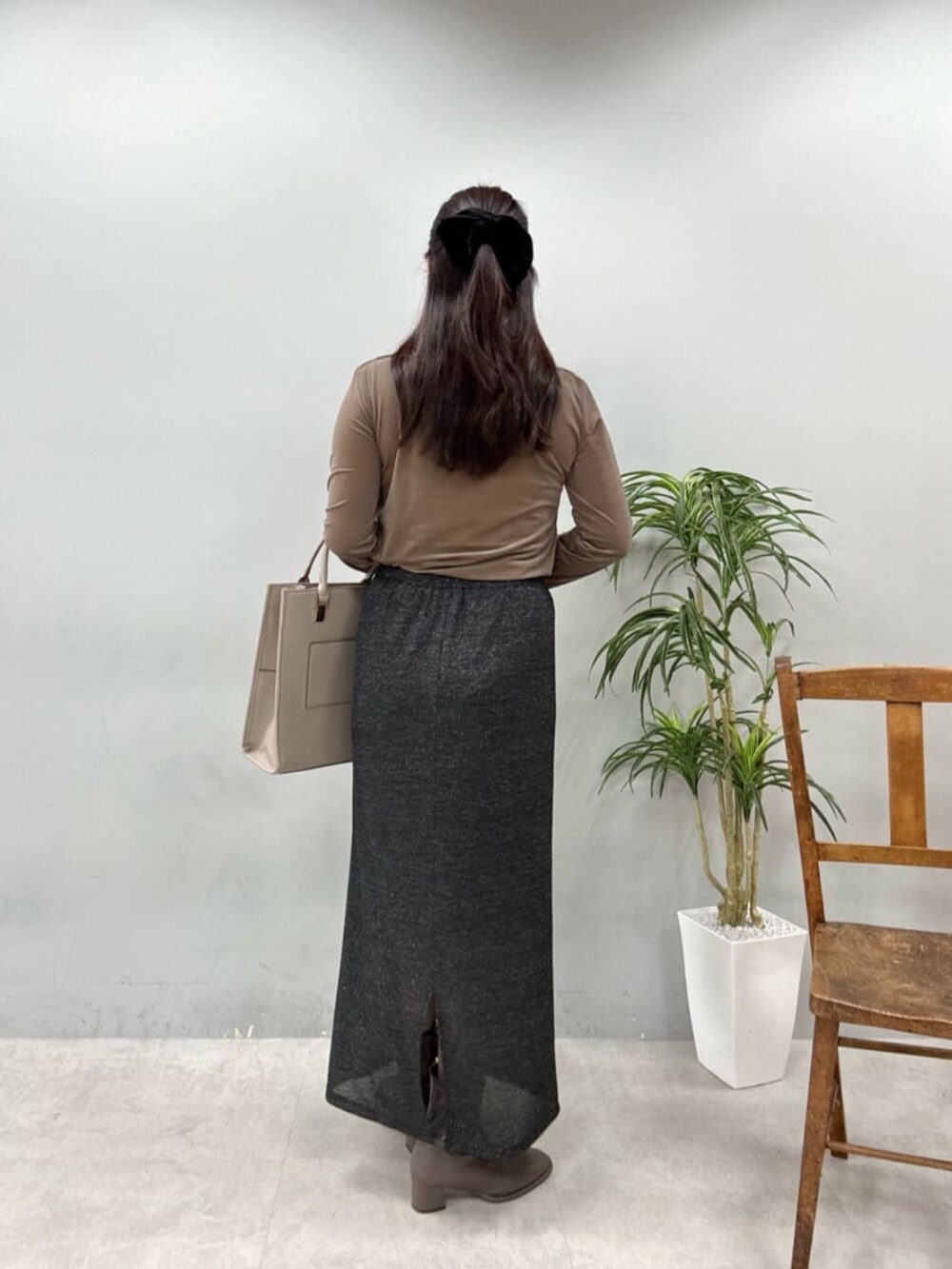 ブラック系のスカート、ベージュ系のTシャツ/カットソーを着用したレディースの夏コーディネートの3枚目の写真