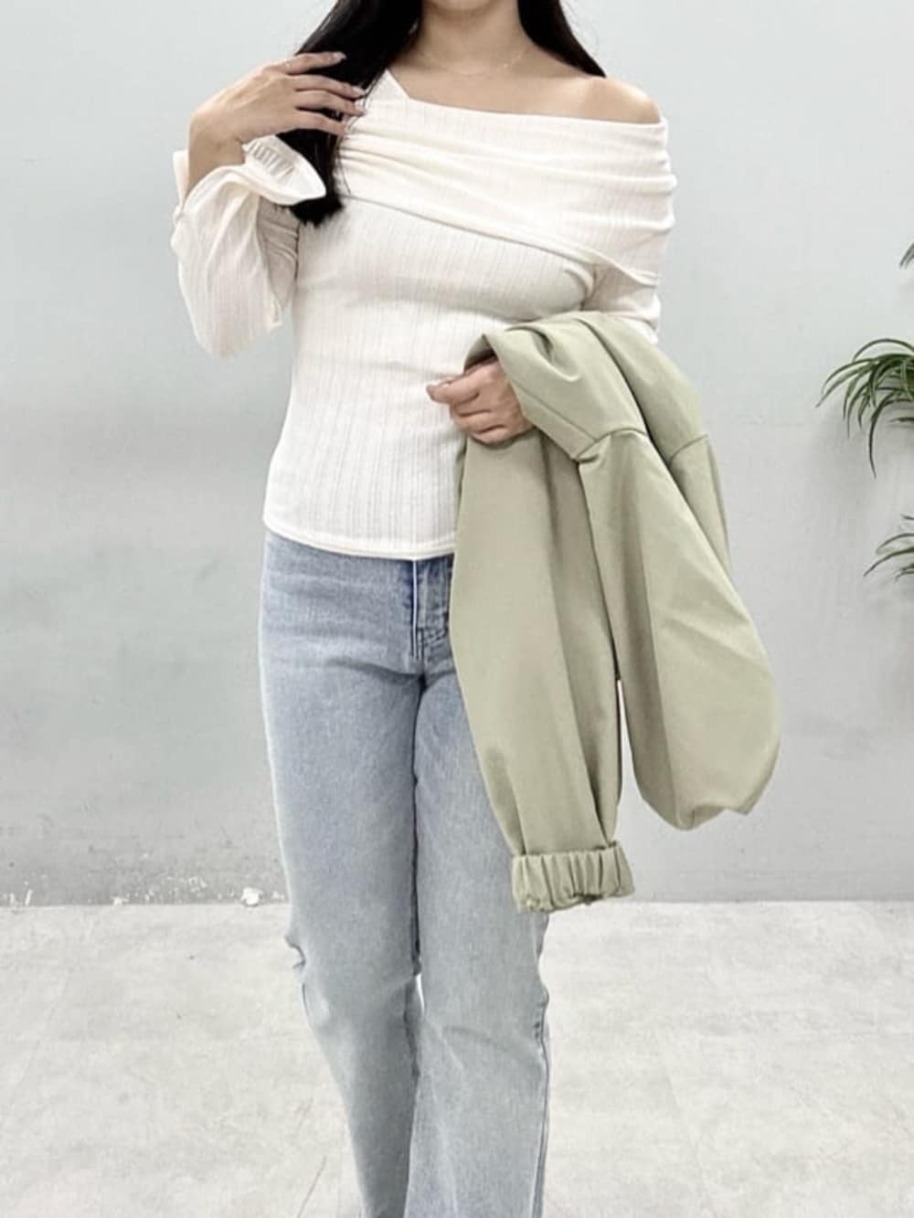 ブルー系のデニムパンツ、ホワイト系のニット/セーターを着用したレディースの春コーディネートの5枚目の写真